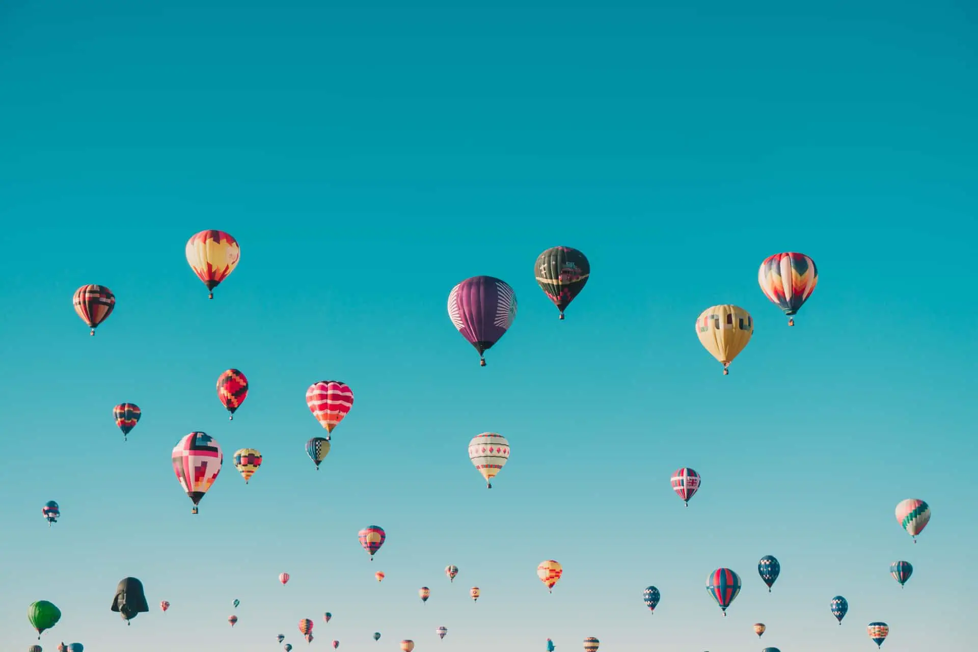 Dutzende Heißluftballons fahren bei einem Ballonfestival