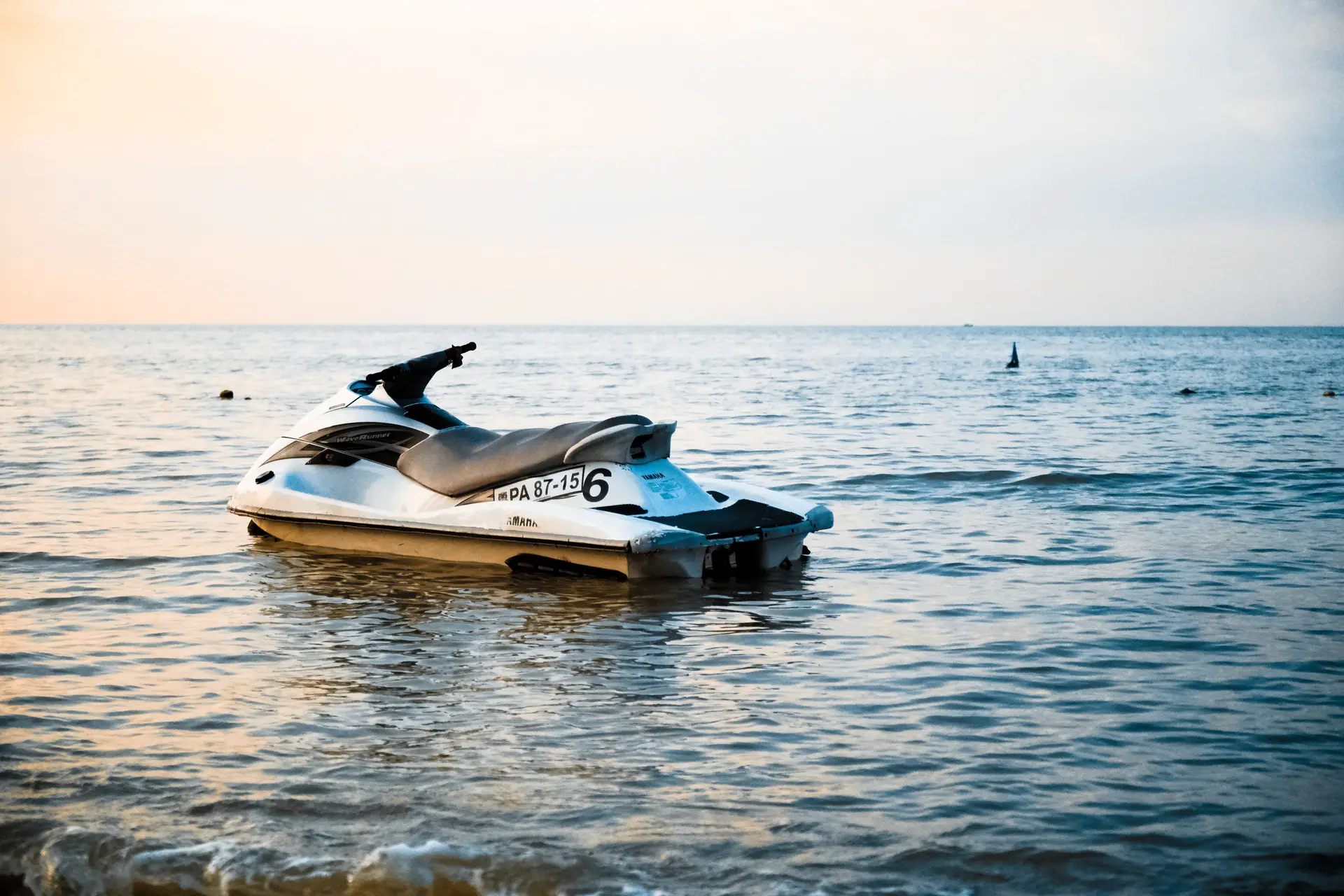 Ein Yamaha Wave Runner parkt auf dem Wasser