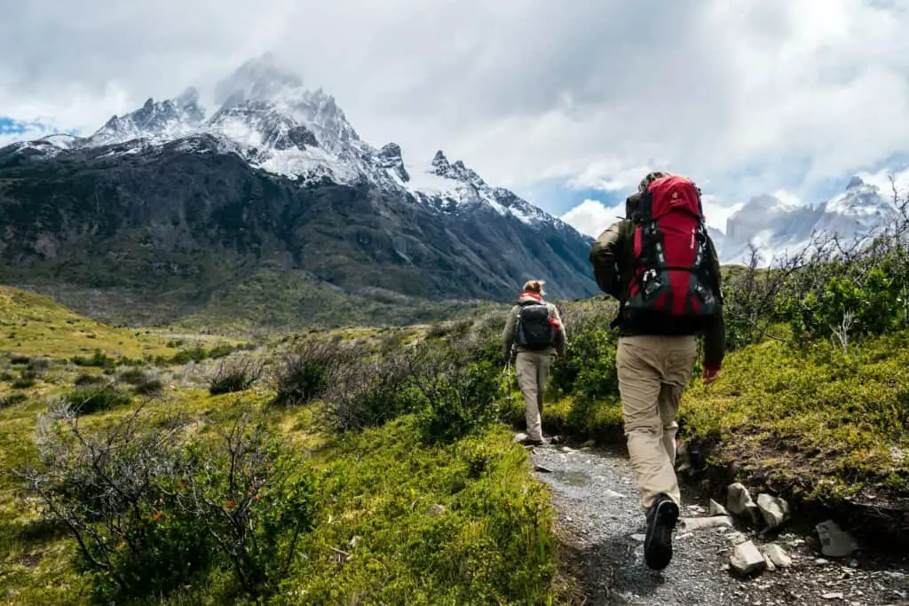 Die Unterschiede zwischen Wandern und Trekking liegen auch in der Art der Wege begründet. Beim Wandern nutzt man Wege oder Pfade, beim Trekking geht es auch querfeldein.