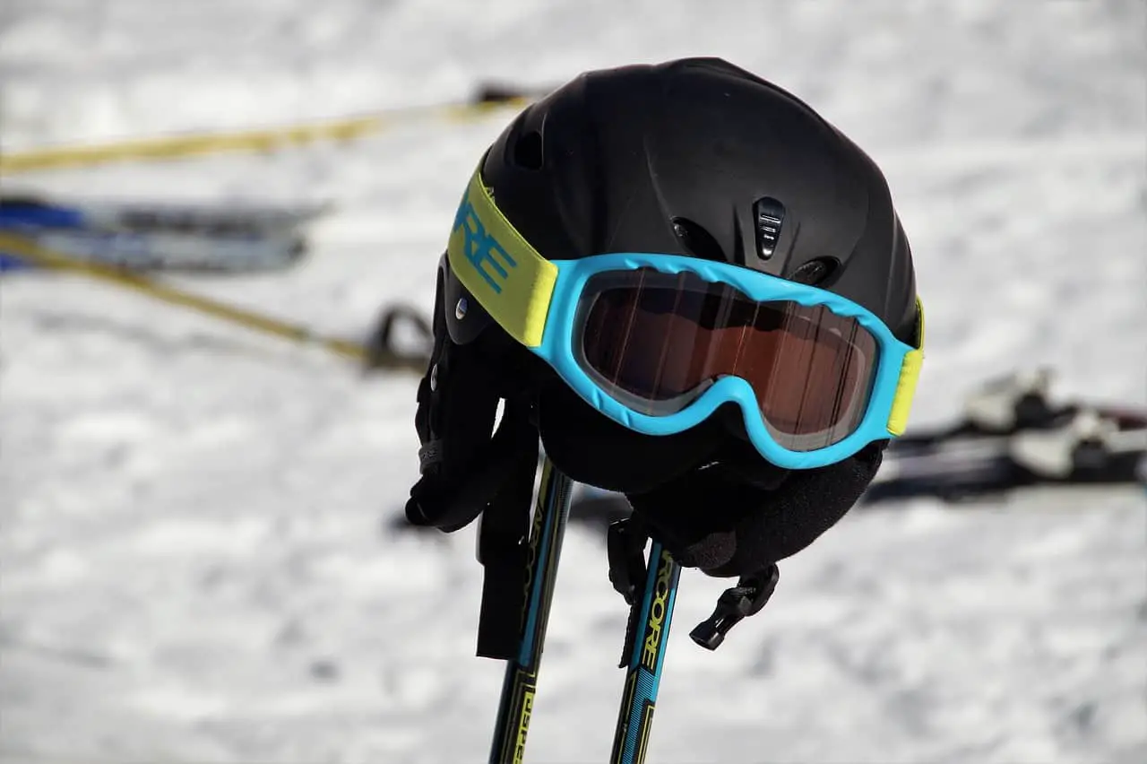 Eine Skibrille ist beim Skifahren sehr wichtig